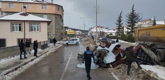 Samsun'da kuvvetli rüzgar nedeniyle okul çatısının bir bölümü yola düştü