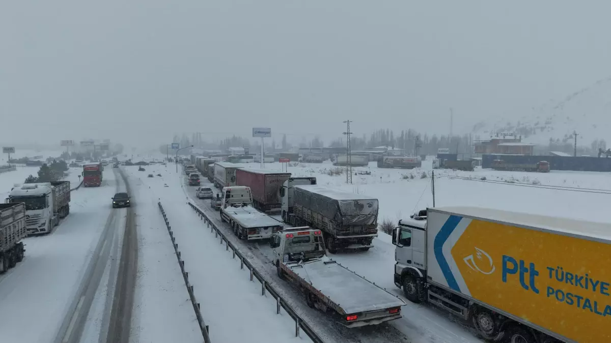 Sivas'ta ulaşıma kar engeli; Kayseri ve Malatya kara yolları kapandı