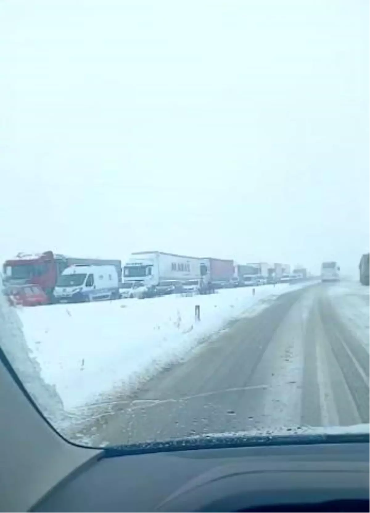 Sivas'ta ulaşıma kar engeli: Sivas-Malatya ve Sivas-Kayseri kara yolları trafiğe kapatıldı