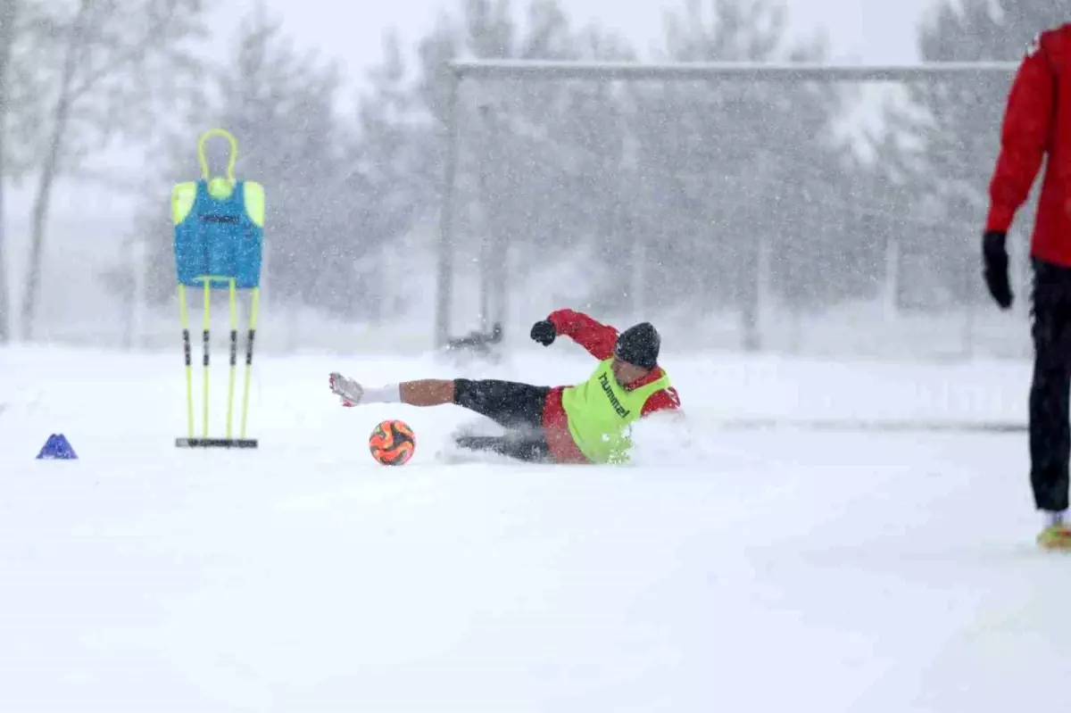 Sivasspor kar altında çalıştı
