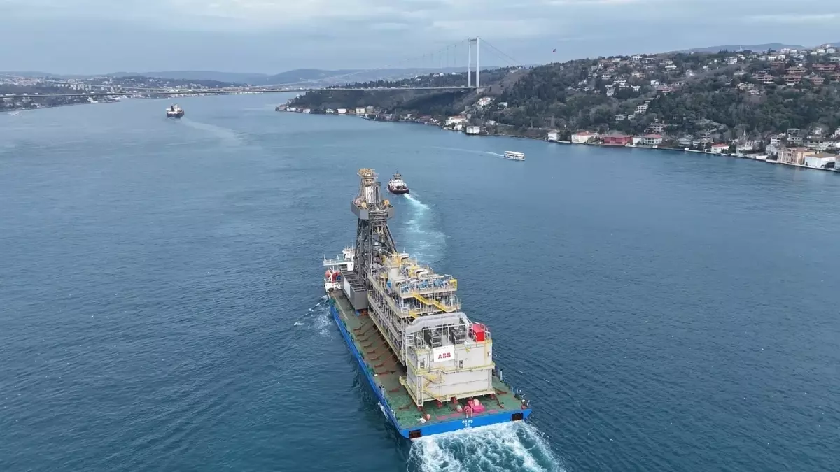Sondaj gemisinin kulesini taşıyan gemi İstanbul Boğazı'ndan geçiyor