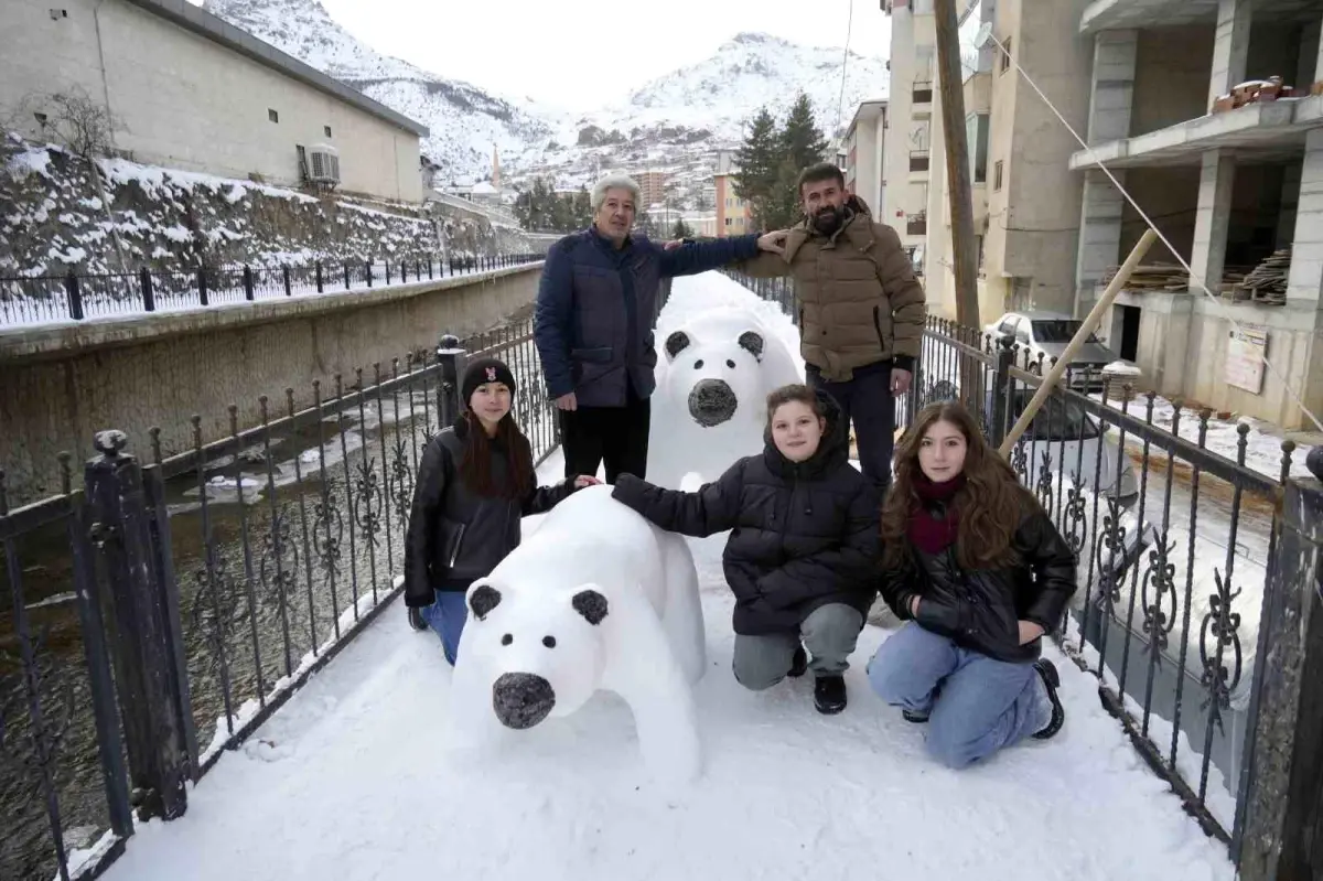 Tır şoförünün kardan yaptığı anne ve yavru ayı ilgi odağı oldu
