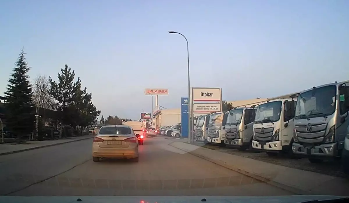 Trafikten kaçmak için kaldırımı yol yaptı