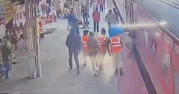 بينما يحاول الأب اللحاق بالقطار مع ابنه في حضنه، علق بين القطار والرصيف