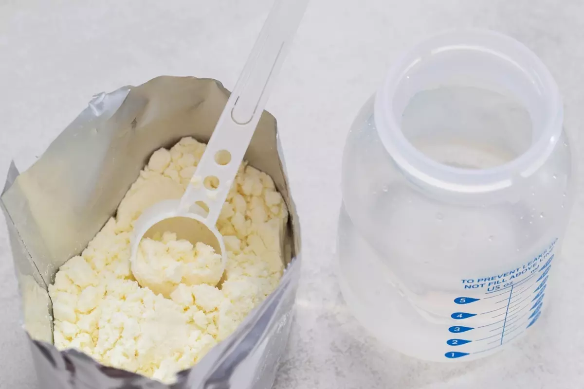 Ünlü marka piyasadaki bebek mamalarını geri çağırdı! İshal ve kusmaya yol açıyor