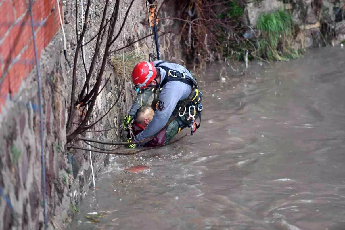 Yağmur suları yükseldi, çayda mahsur kalan vatandaşı itfaiye kurtardı