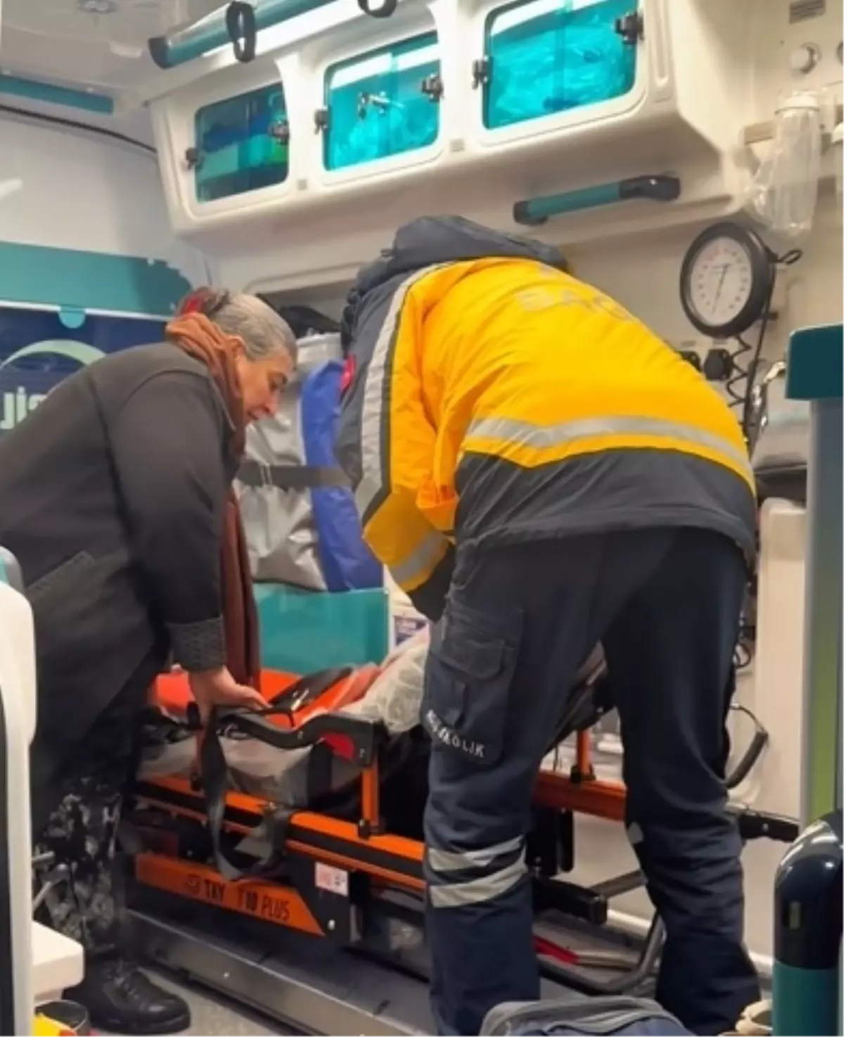 Yolu kapanan köydeki kanser hastası kadına ekipler 5 saatte ulaştı