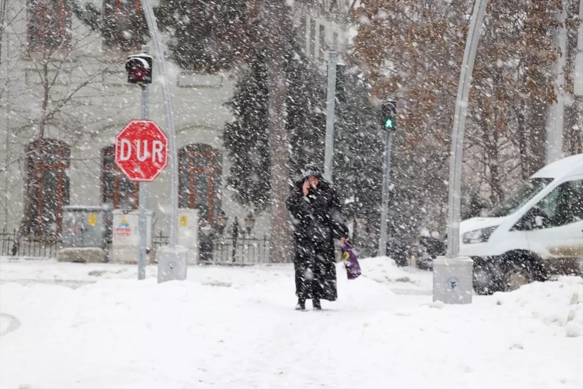 Yozgat'ta kar yağışı etkili oluyor