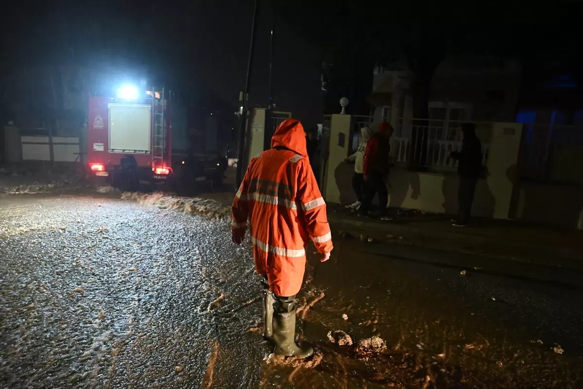 Yunanistan'da olumsuz hava koşulları nedeniyle 2 kişi hayatını kaybetti
