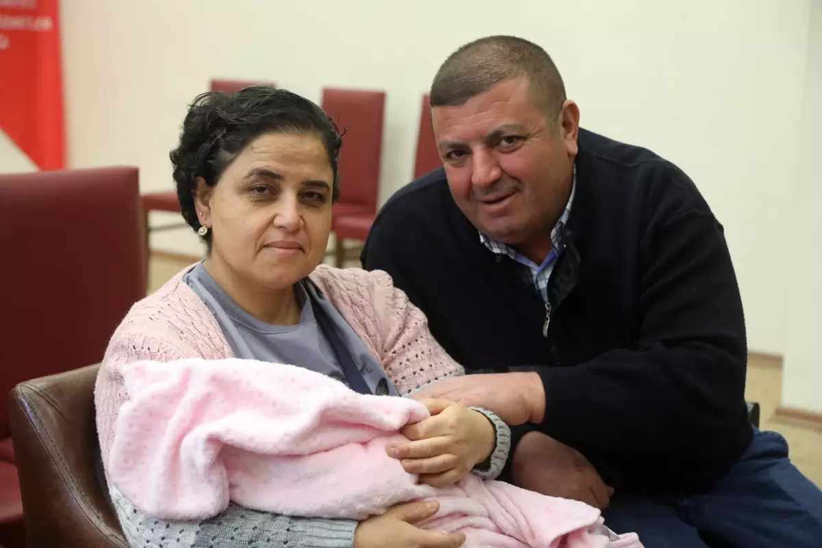 Antalya'da çocuk sahibi olamayan çift, 3 aylık bebeği evlat edindi