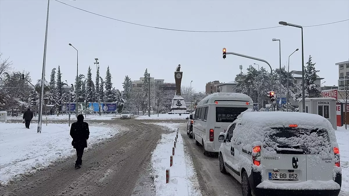 Adıyaman'da kar yağışı etkisini sürdürüyor