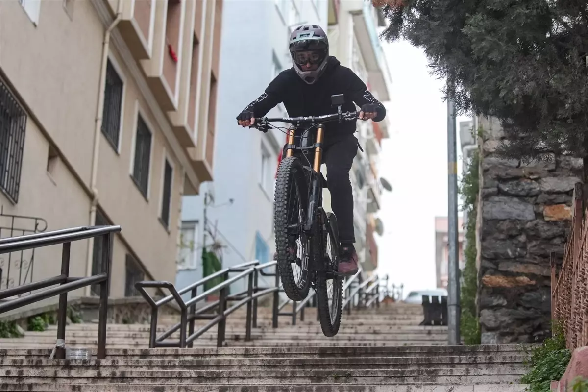 Adrenalin tutkunu genç, İstanbul'un merdivenlerini bisiklet parkuruna çevirdi