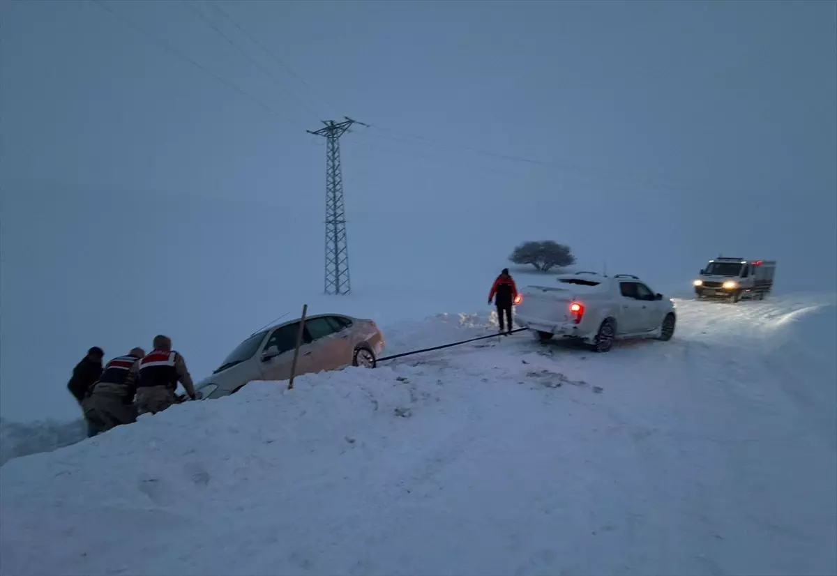 Ağrı'da karda mahsur kalan vatandaşların imdadına ekipler yetişti