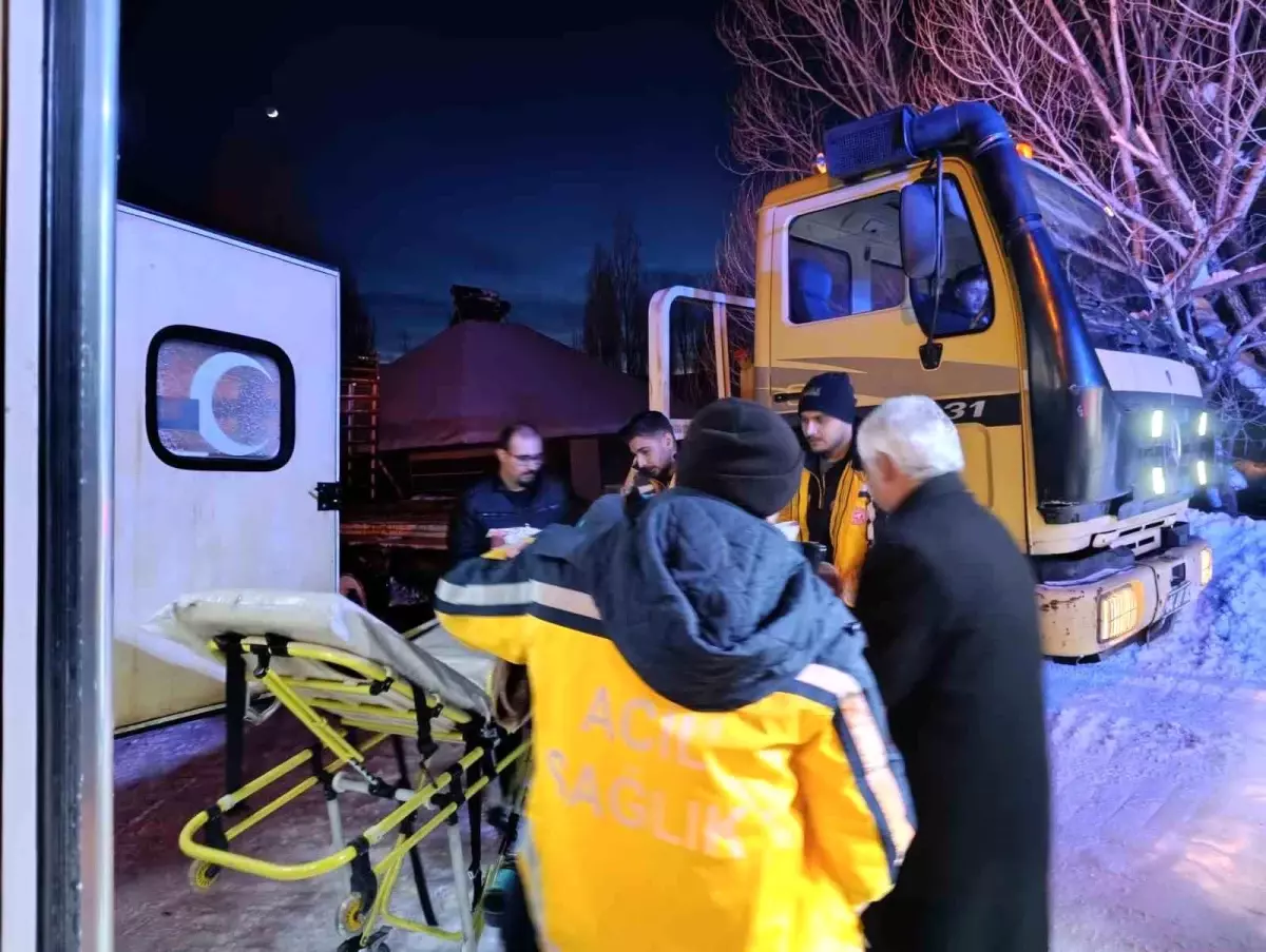Ağrı'da yolu kapalı köydeki hasta paletli ambulansla hastaneye ulaştırıldı