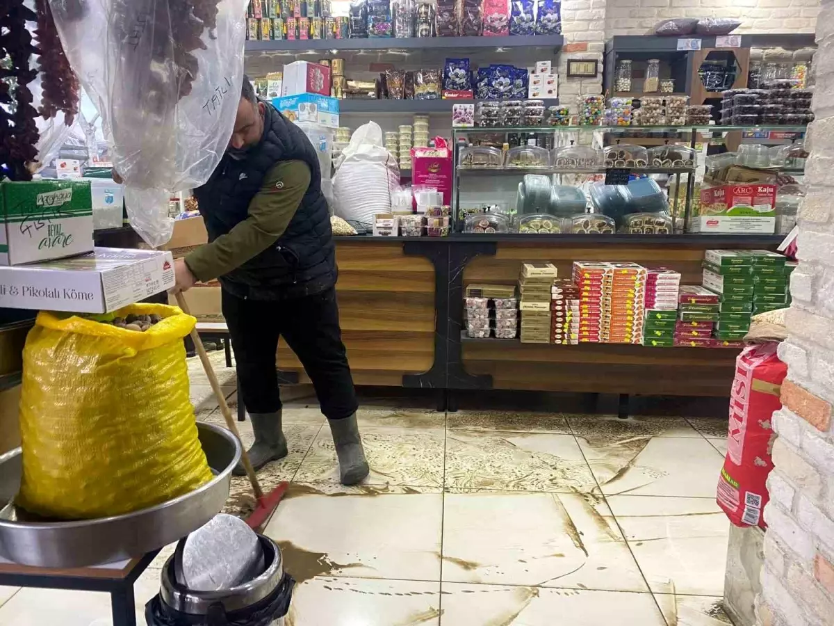 Antalya'da sağanak hayatı felç etti: İş yerleri su basan esnaf sabahın ilk ışığıyla temizliğe başladı