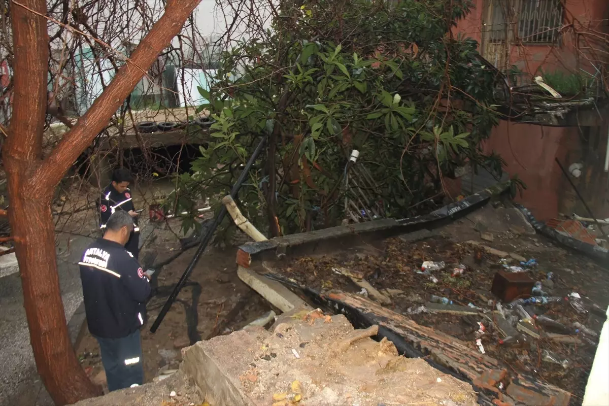Antalya'da sağanak nedeniyle kullanılmayan bina çöktü