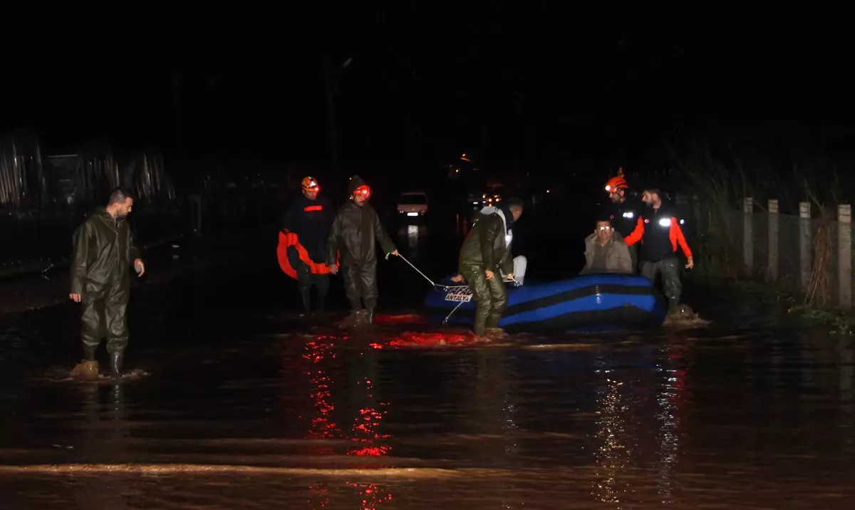 Antalya'da tarım alanlarını su bastı; mahsur kalanlar, iş makinesi ve botlarla kurtarıldı
