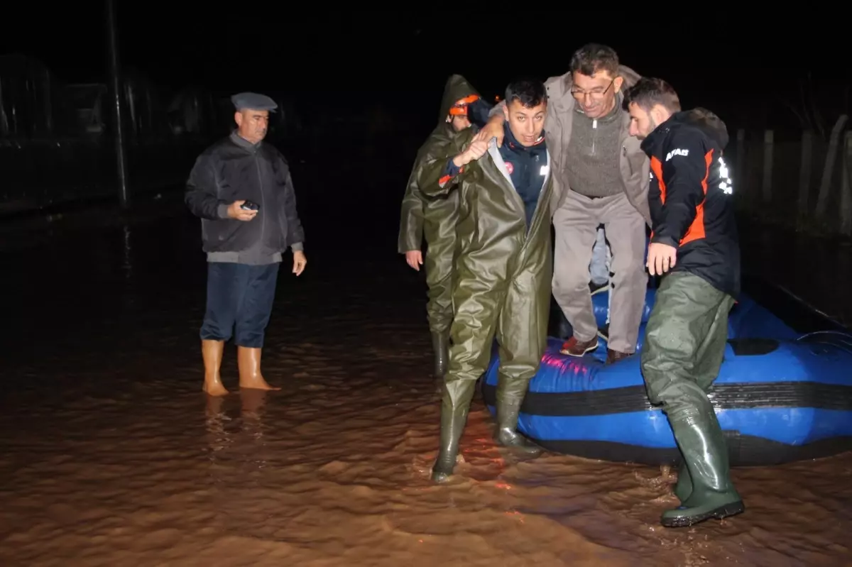 Antalya Kumluca'da sağanak yağış tarım arazilerini sular altında bıraktı, araçta mahsur kalan sürücü botla...