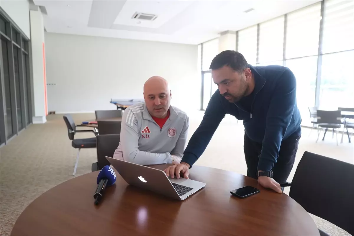 Antalyaspor Teknik Direktörü Uğurlu, AA'nın "Yılın Kareleri" oylamasına katıldı