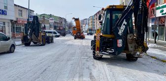 Ardahan'da kar ve buz temizliği yapılıyor