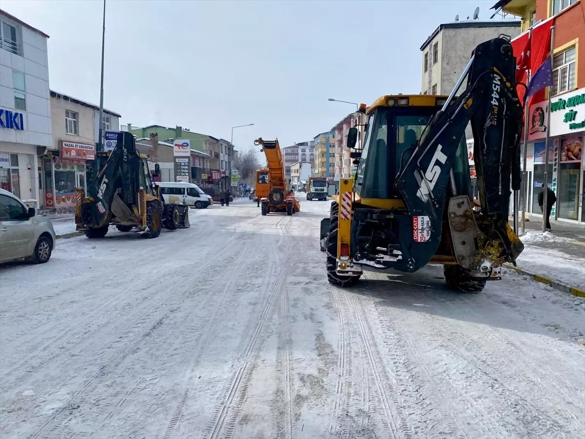 Ardahan'da kar ve buz temizliği yapılıyor