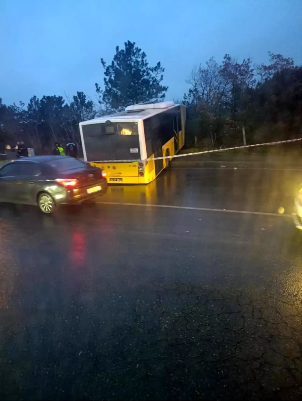 Arnavutköy'de içinde yolcuların bulunduğu İETT otobüsü ormanlık alana uçtu, faciadan dönüldü