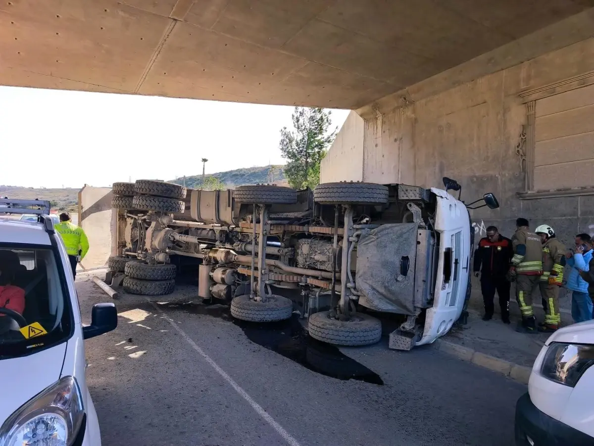 Arsuz'da hafriyat kamyonu devrildi