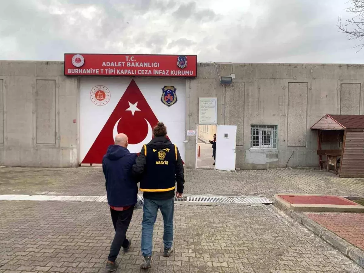 Ayvalık'ta kendisini Emniyet Müdürü olarak tanıtan şahsa operasyon