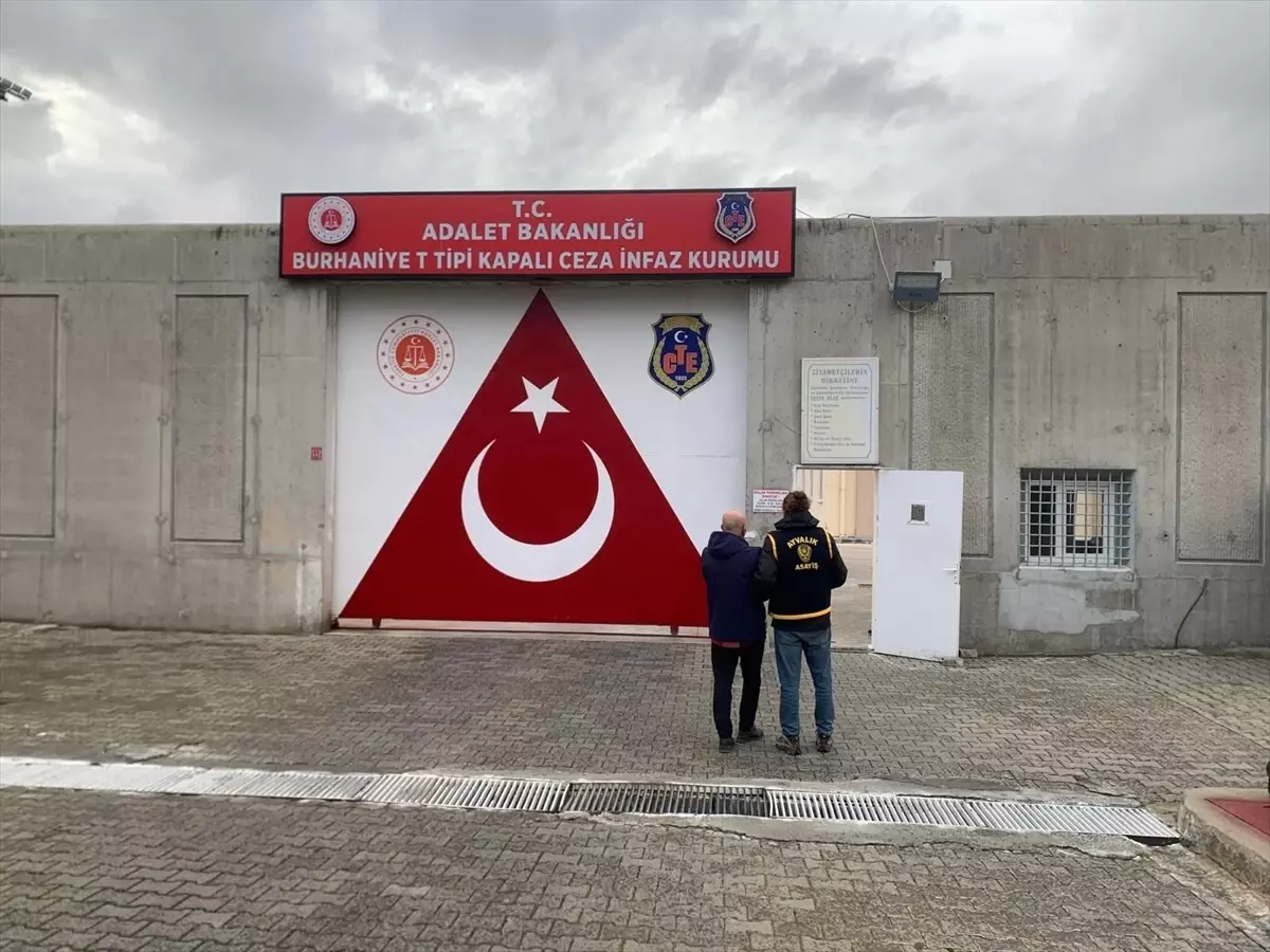 Balıkesir'de kendisini "emniyet müdürü" olarak tanıtıp şantaj yaptığı iddia edilen zanlı tutuklandı