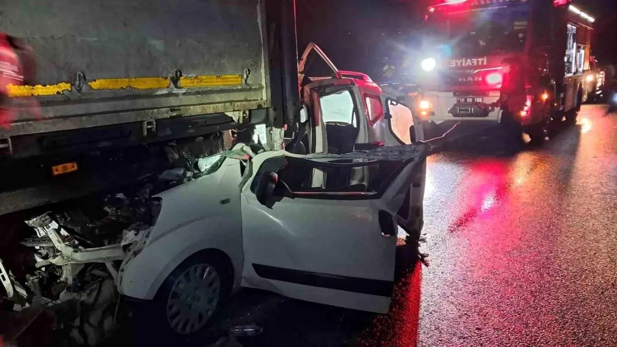 Balıkesir'de otomobil tıra arkadan çarptı; 1 yaralı