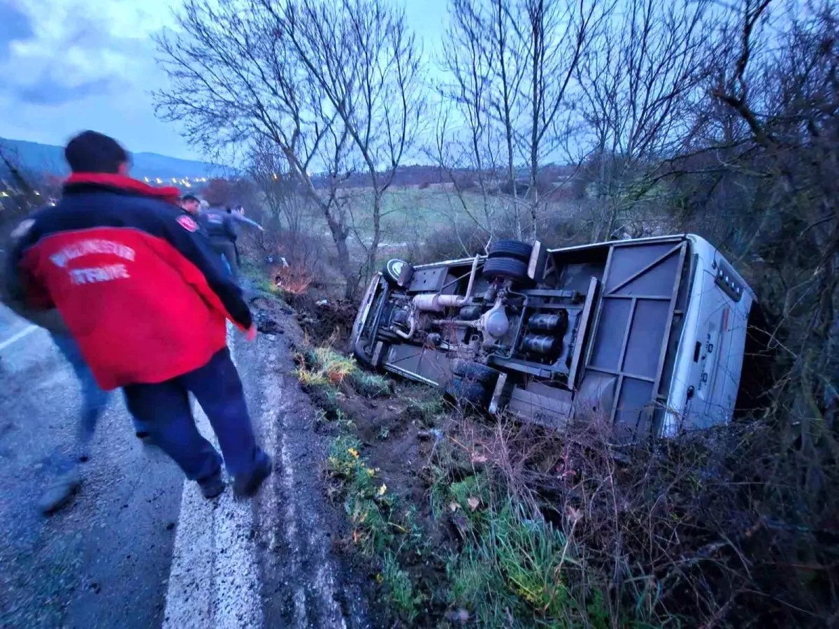 Balıkesir'de servis aracı şarampole uçtu: 14 yaralı