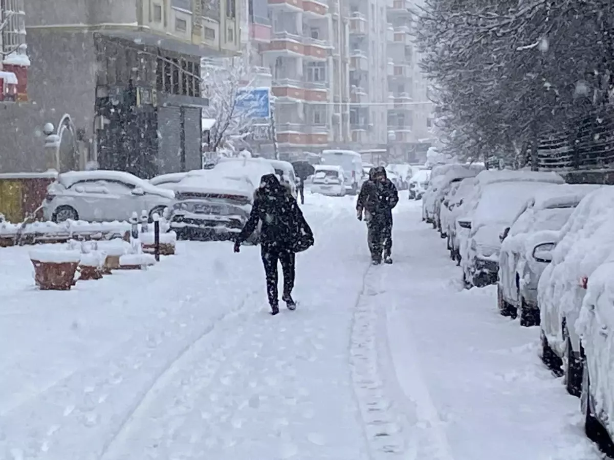 Batman'da 3'ü hariç tüm köy yolları kardan kapandı, uçuşlar iptal
