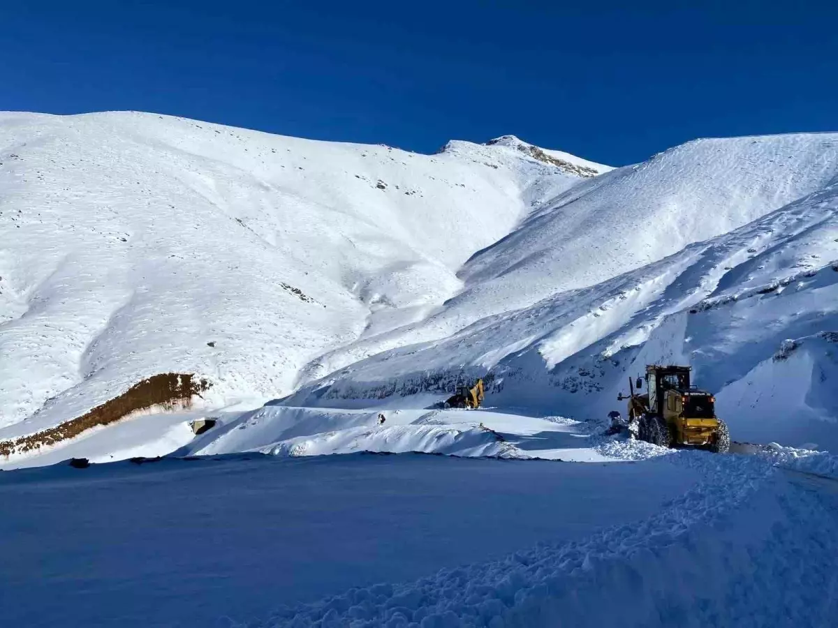 Batman'da kar yağışı nedeniyle hasta kepçe ile ambulansa ulaştırıldı