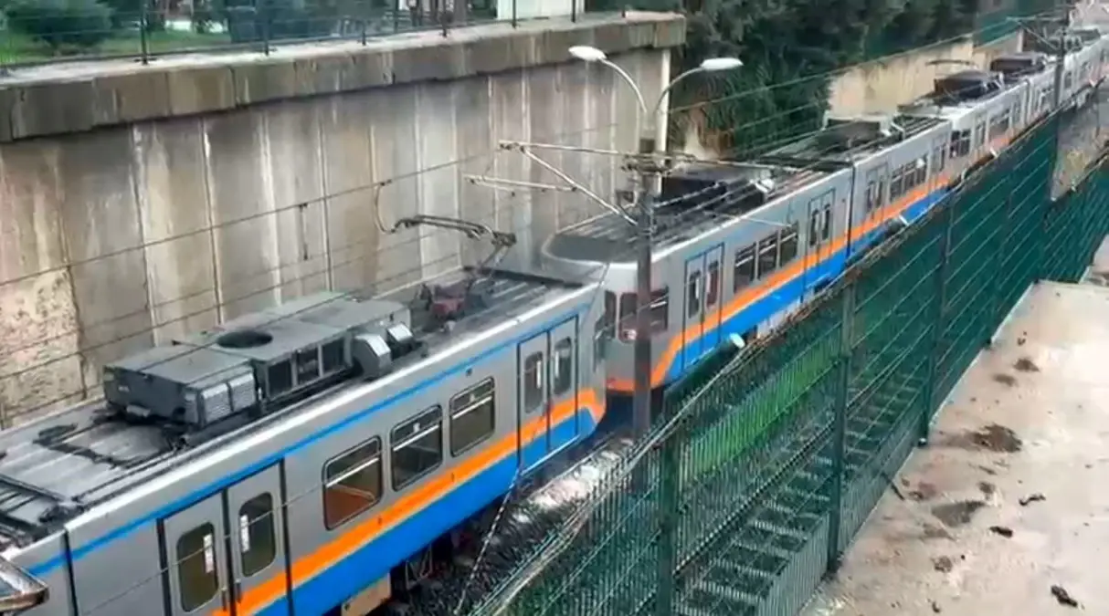 Bayrampaşa'da duran metrodan dumanlar yükseldi