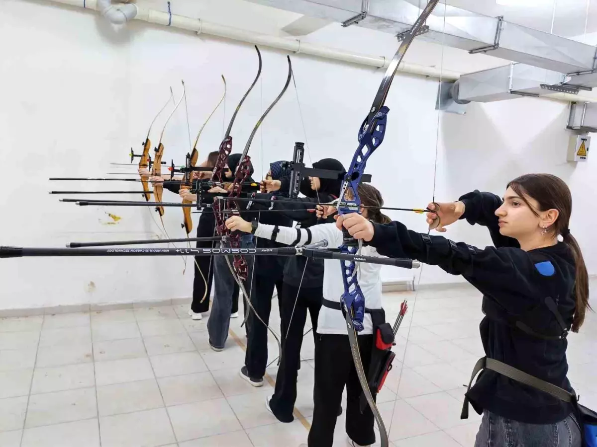 Bilecik'te okçuluk eğitimleri sürüyor