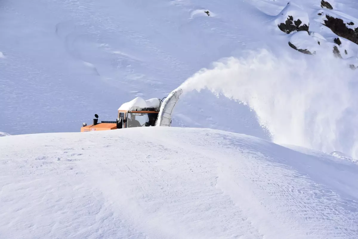 Bitlis'te 104 yerleşim yeri ulaşıma kapandı