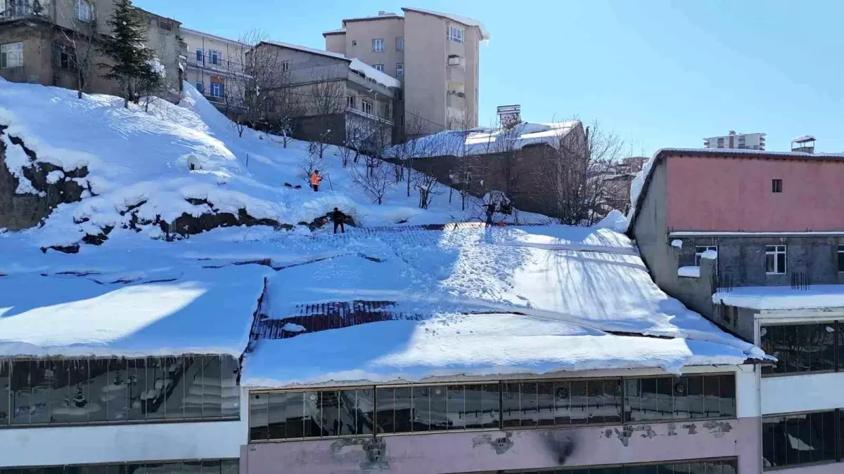 Bitlis'te çatılarda tehlikeli kar temizliği