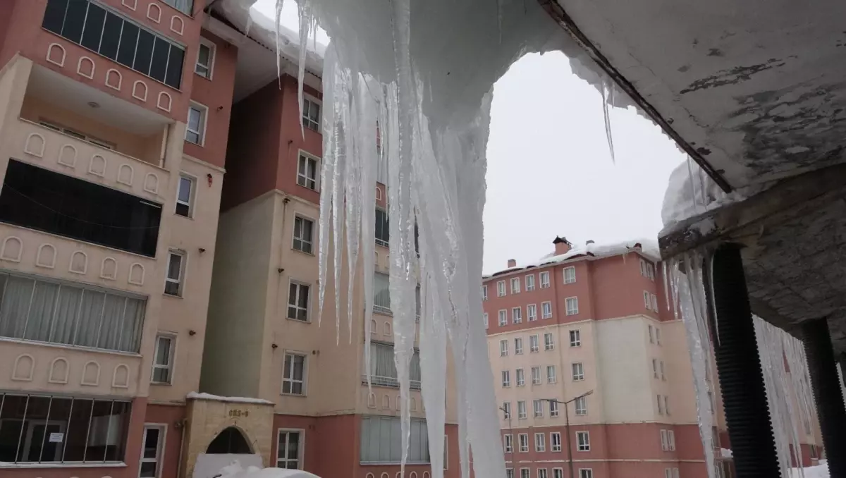 Bitlis'te binaların çatılarında 5 metreyi bulan buz sarkıtları oluştu