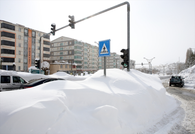 bitlis te kar kalinligi trafik lambalarina kadar 19495108 2827 m