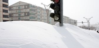 Bitlis'te kar kalınlığı trafik lambalarına kadar ulaştı