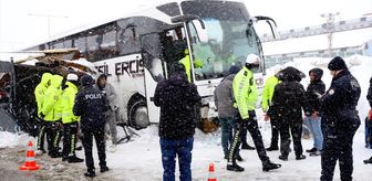 Bitlis'te yolcu otobüsünün kontrol noktasındaki kulübeye çarptığı kazada 4 polis yaralandı