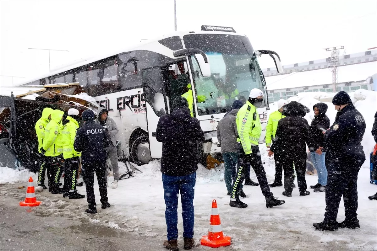 Bitlis'te yolcu otobüsünün kontrol noktasındaki kulübeye çarptığı kazada 4 polis yaralandı