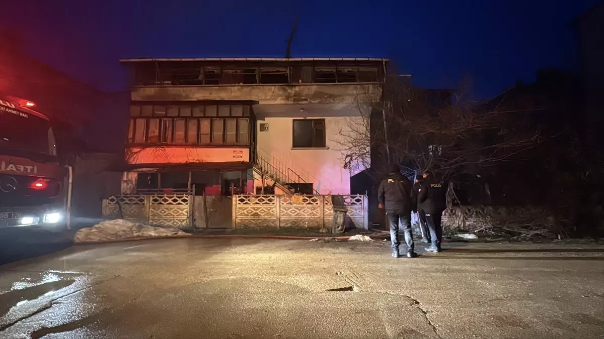 Bolu'da Metruk Binada Yangın Söndürüldü