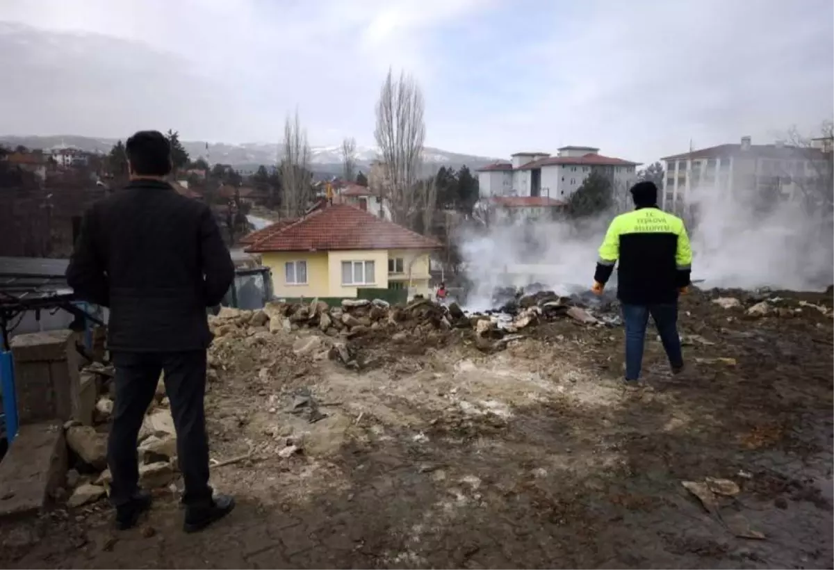 Burdur'da yangında evde mahsur kalan vatandaşı itfaiye erleri kurtardı