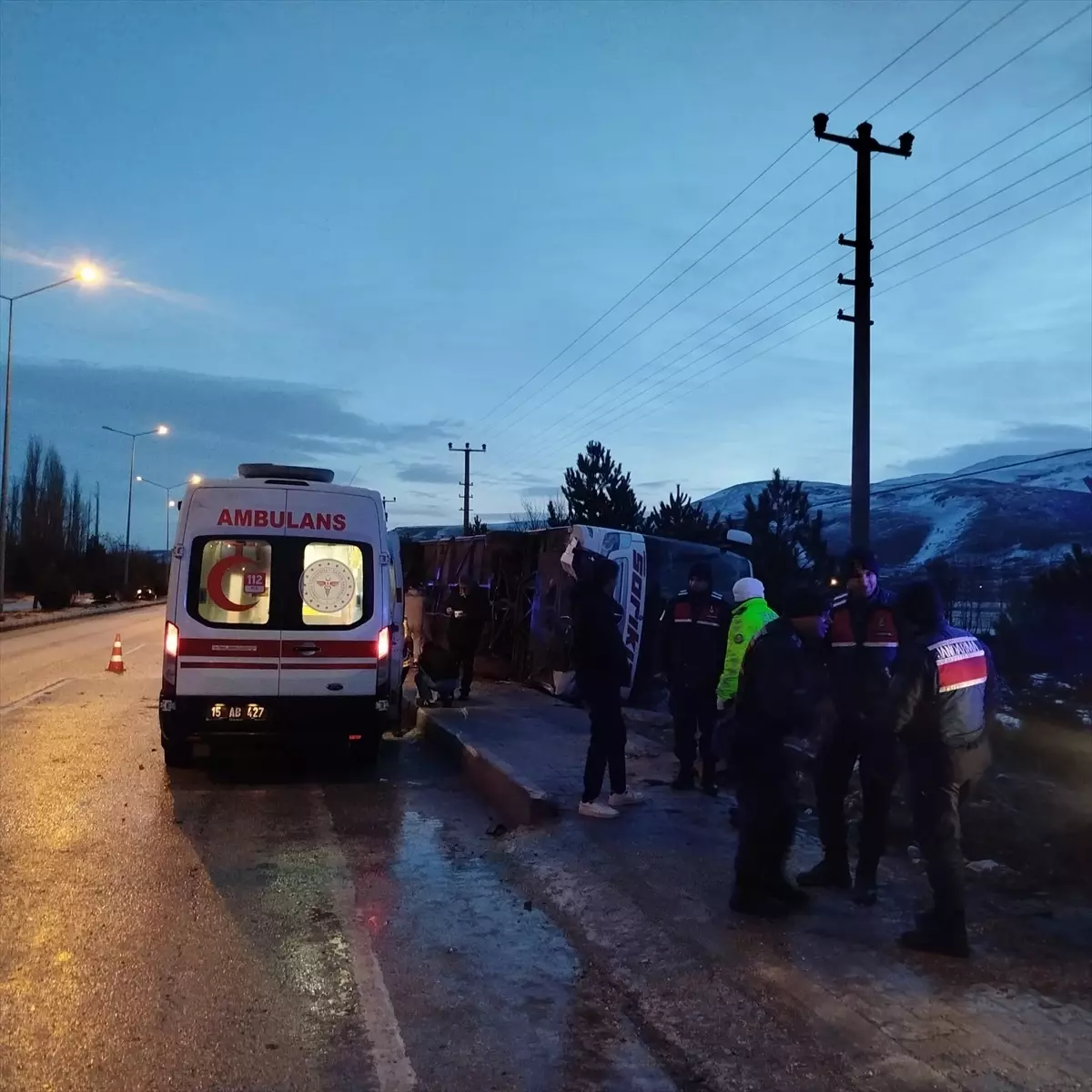 Burdur'da yolcu otobüsünün devrilmesi sonucu 12 kişi yaralandı
