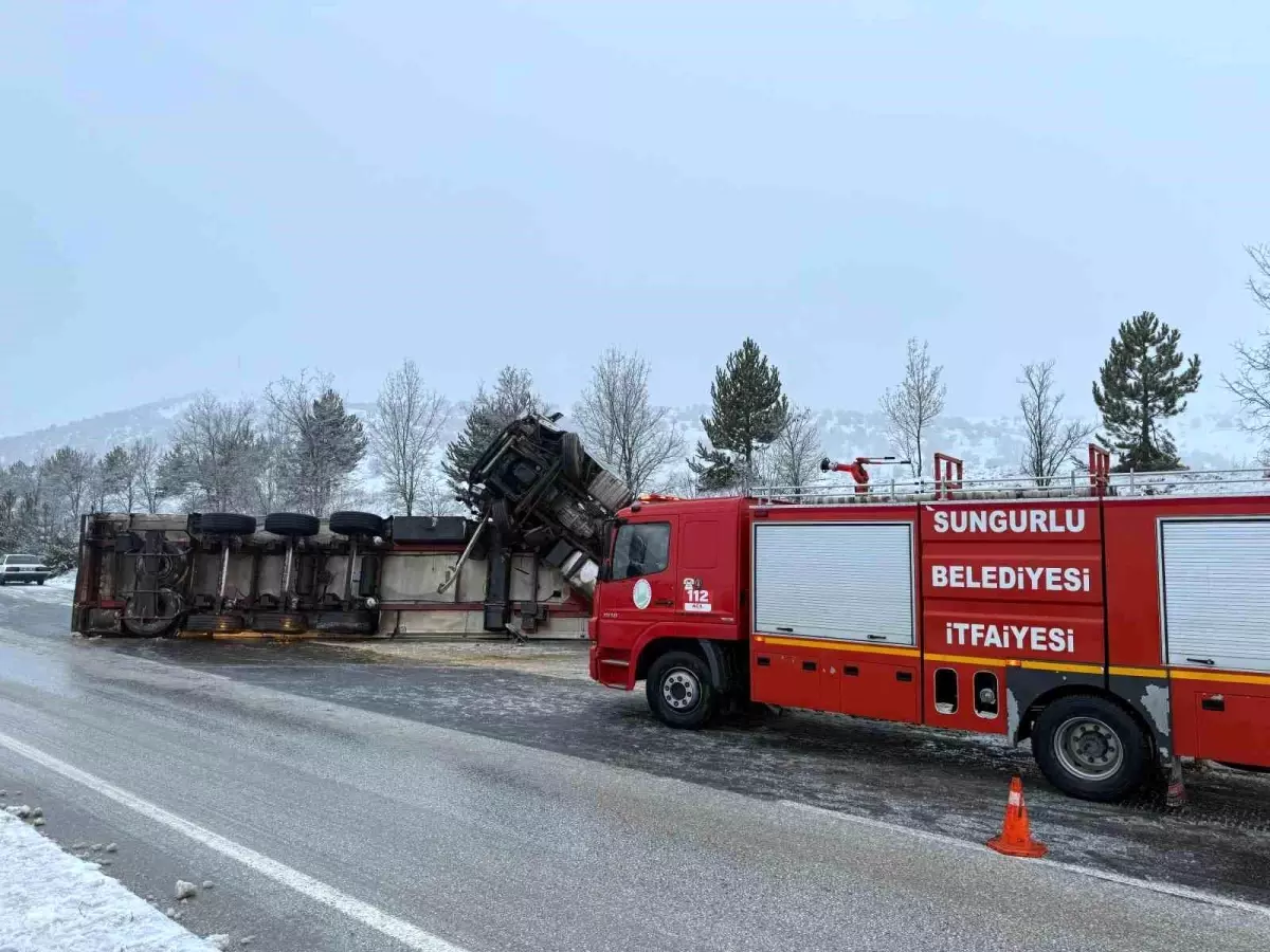 Buzlanan yolda kayan tır devrildi: 1 yaralı