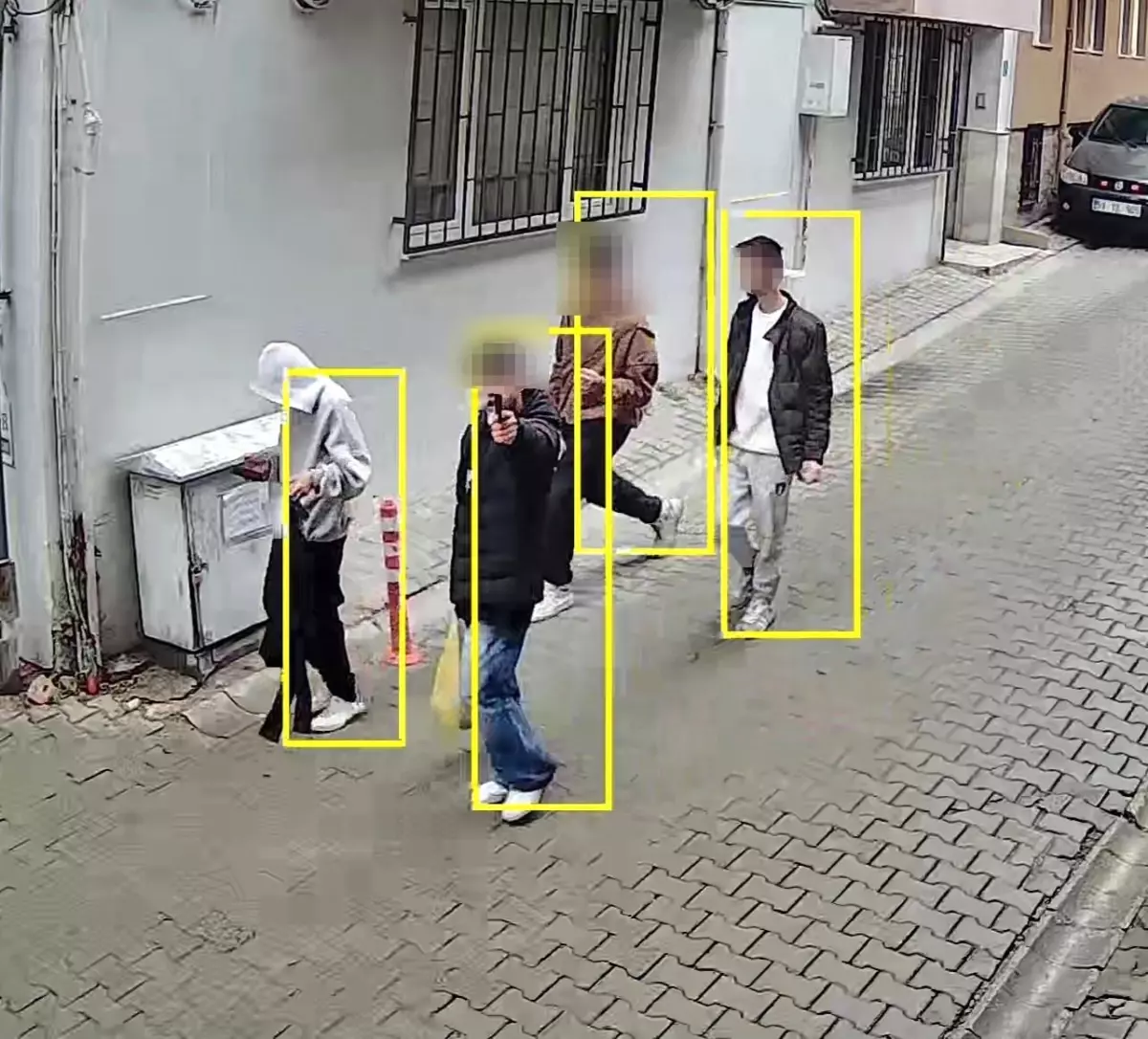 Çocuklar ellerinde silahla geziyor sanıldı, oyuncak tabanca çıktı