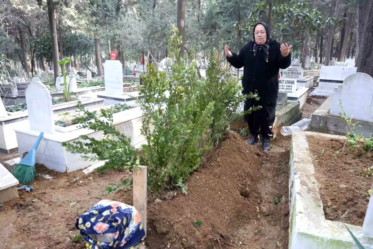 Depremden bu yana kayıp olan kız kardeşinin mezarını, kimsesizler mezarlığında buldu