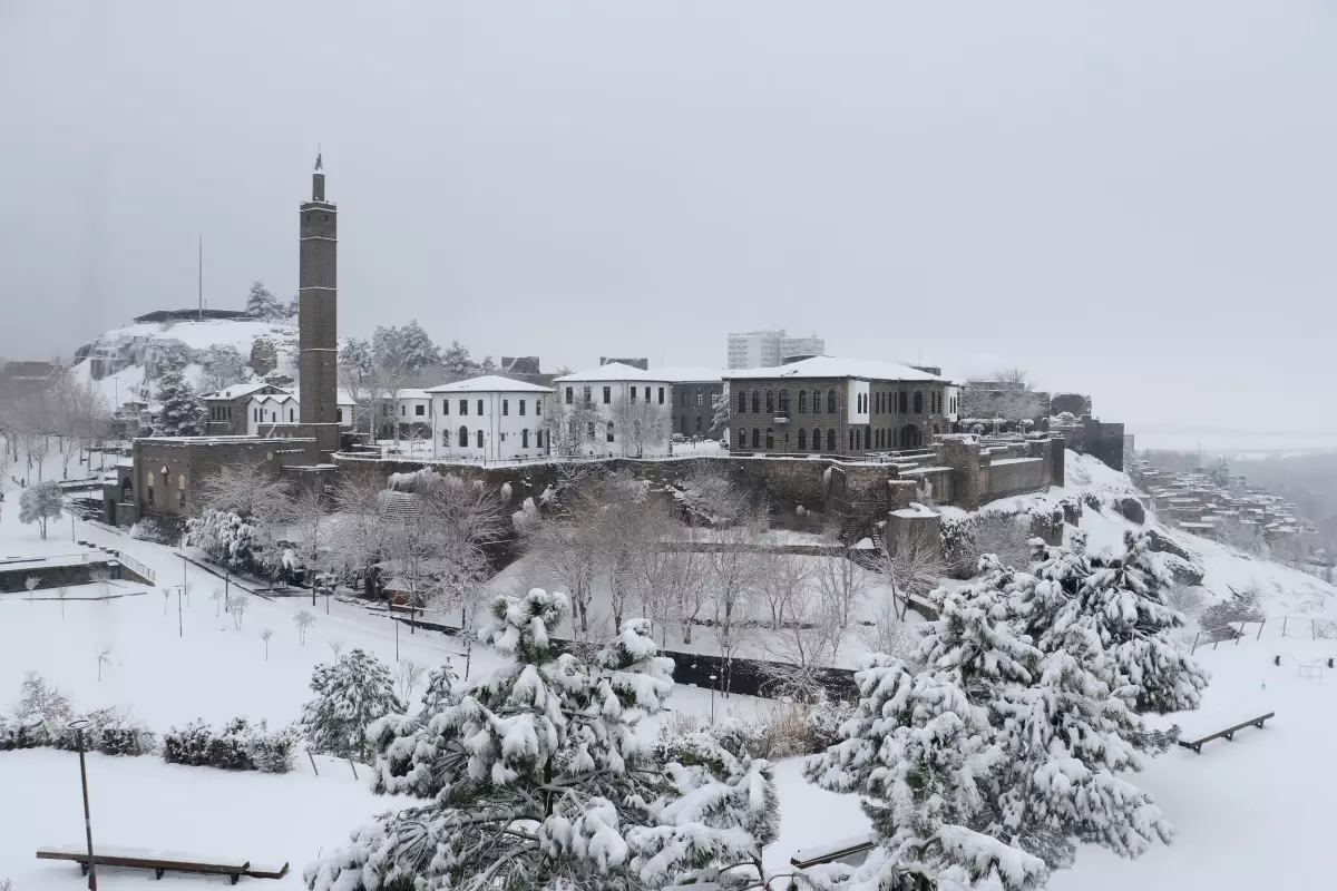 Diyarbakır'a kar yağdı; tarihi mekanlar da beyaza büründü