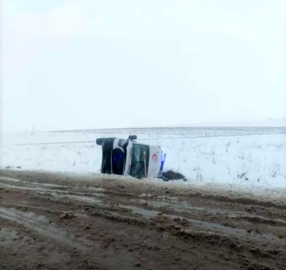 Diyarbakır'da ambulans devrildi: 3 yaralı